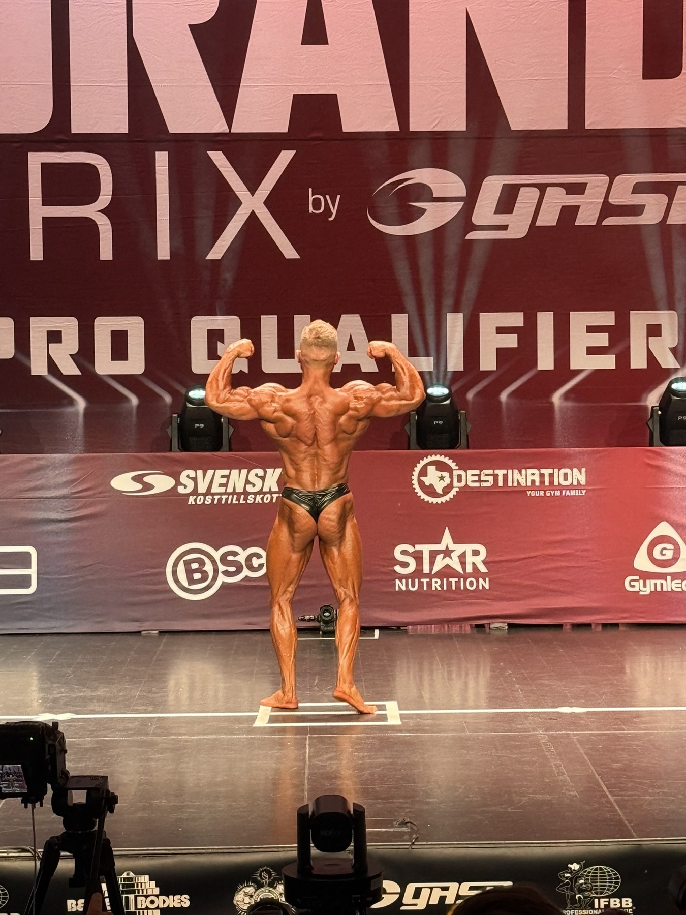 Pavel Friedl při zádové póze na soutěžním pódiu